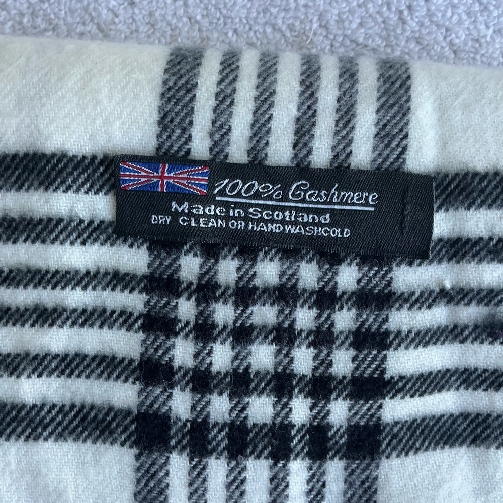 Elegant  Black and White Cashmere Plaid Scarf - Picture 7 of 9